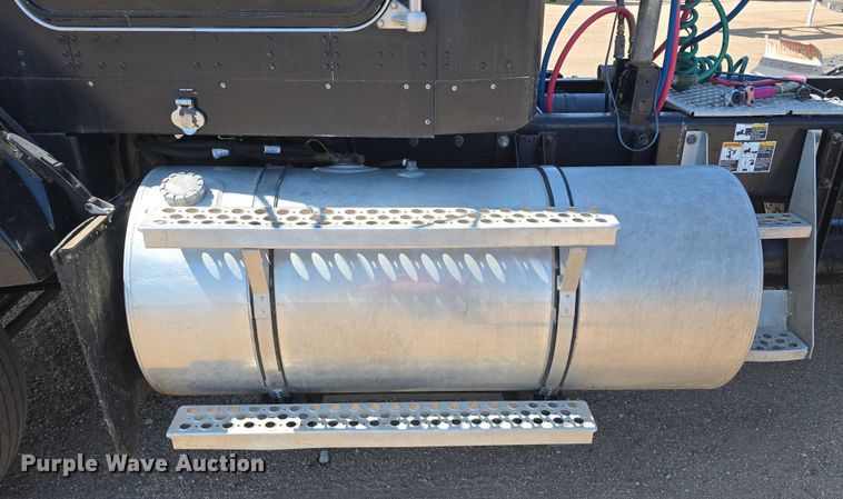 image for item DT6885 2013 Kenworth T800 semi truck