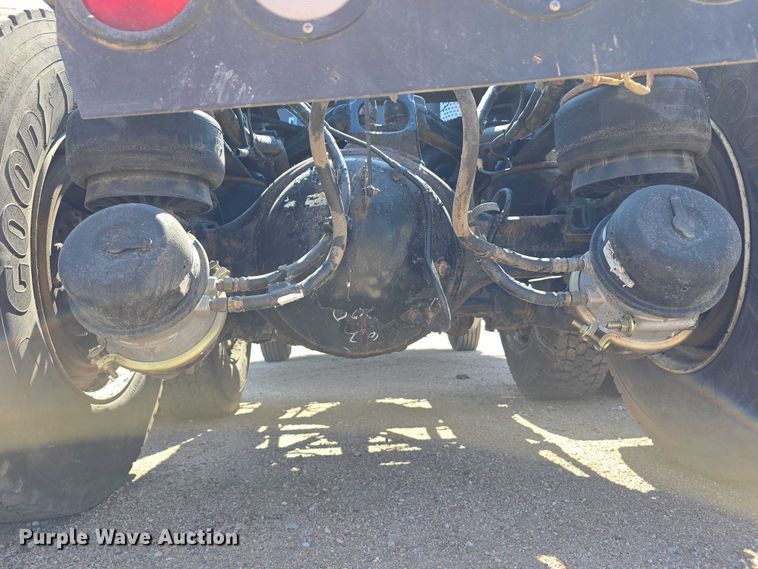 image for item DT6885 2013 Kenworth T800 semi truck