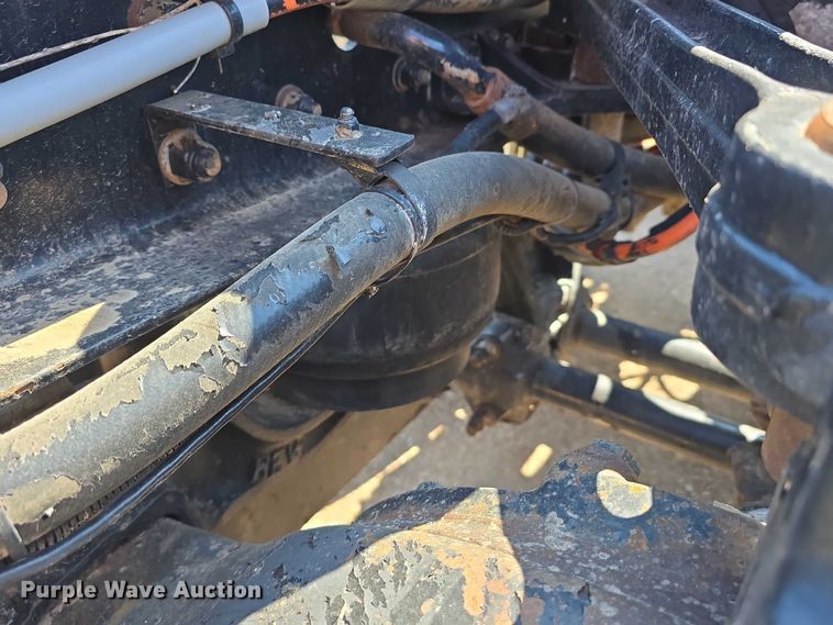 image for item DT6885 2013 Kenworth T800 semi truck