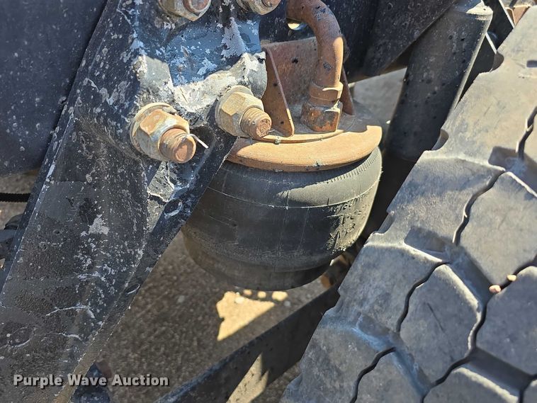 image for item DT6885 2013 Kenworth T800 semi truck