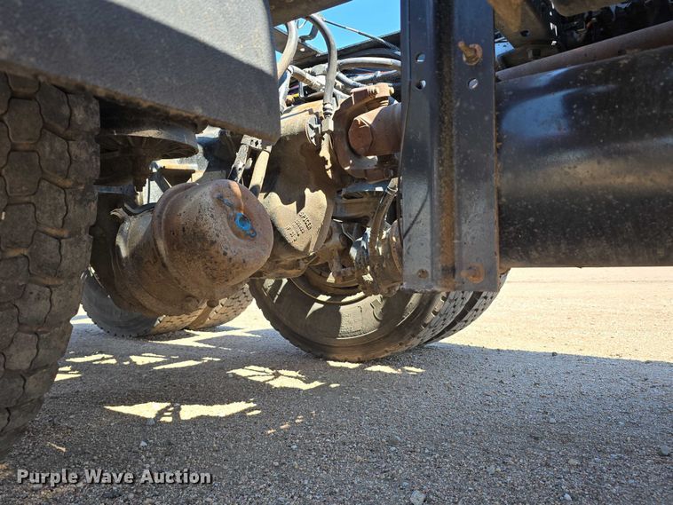 image for item DT6885 2013 Kenworth T800 semi truck