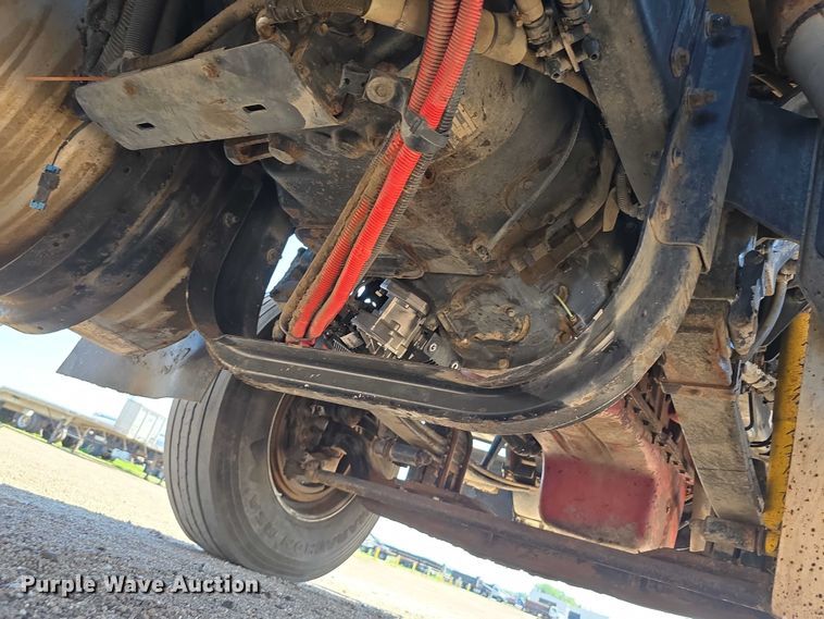 image for item DT6885 2013 Kenworth T800 semi truck