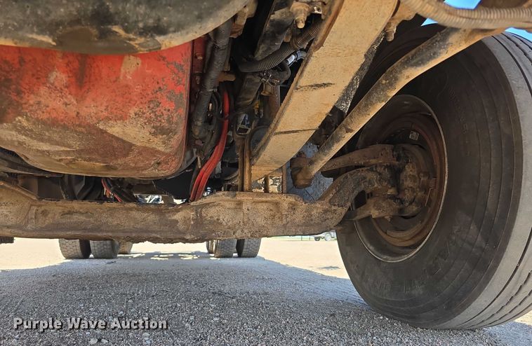 image for item DT6885 2013 Kenworth T800 semi truck