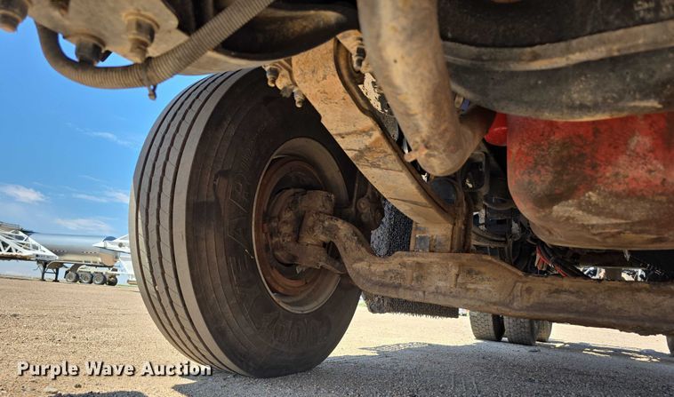 image for item DT6885 2013 Kenworth T800 semi truck