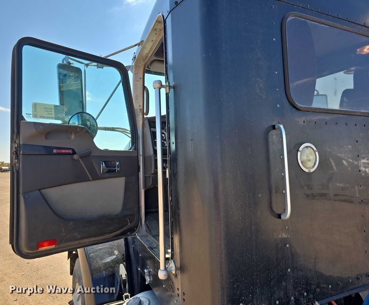image for item DT6885 2013 Kenworth T800 semi truck