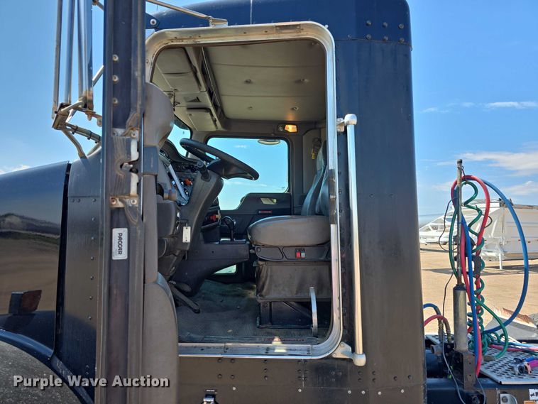 image for item DT6885 2013 Kenworth T800 semi truck