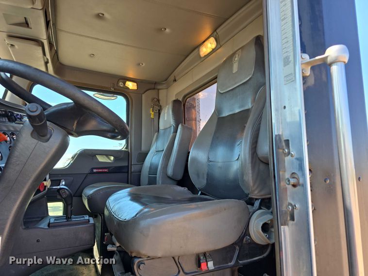 image for item DT6885 2013 Kenworth T800 semi truck