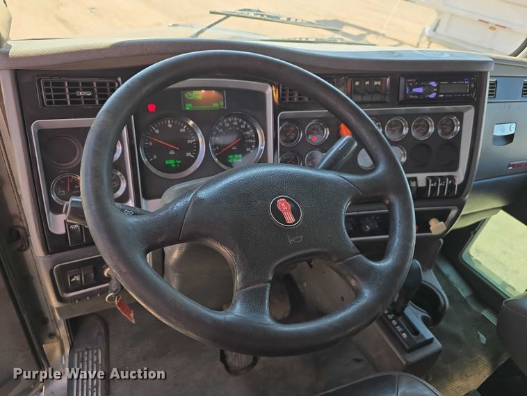 image for item DT6885 2013 Kenworth T800 semi truck