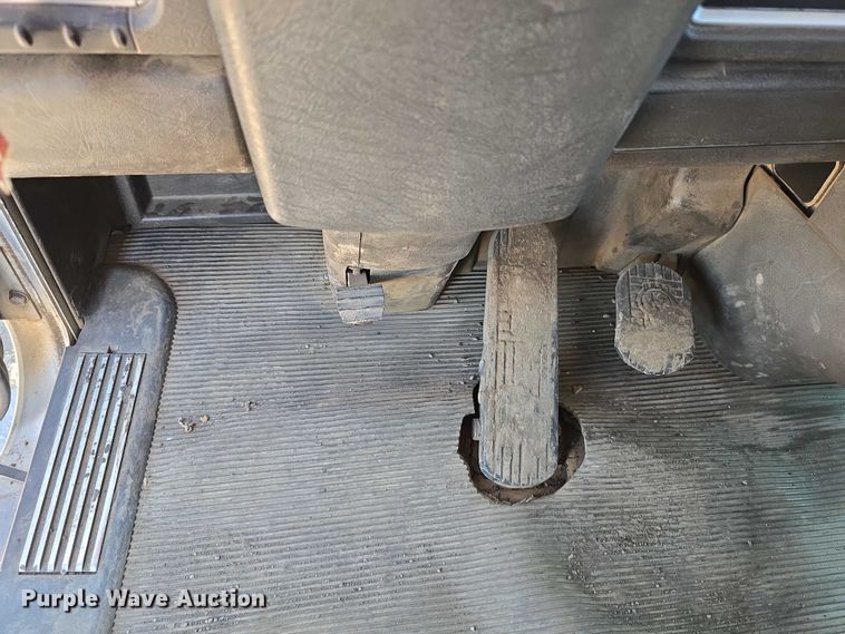 image for item DT6885 2013 Kenworth T800 semi truck