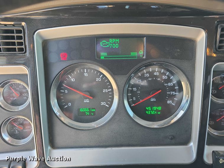 image for item DT6885 2013 Kenworth T800 semi truck