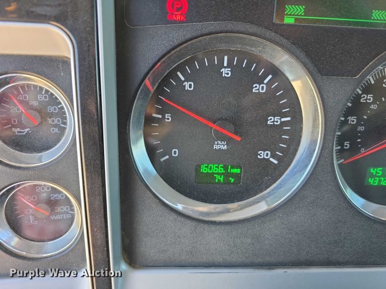 image for item DT6885 2013 Kenworth T800 semi truck