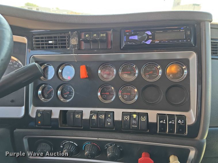 image for item DT6885 2013 Kenworth T800 semi truck