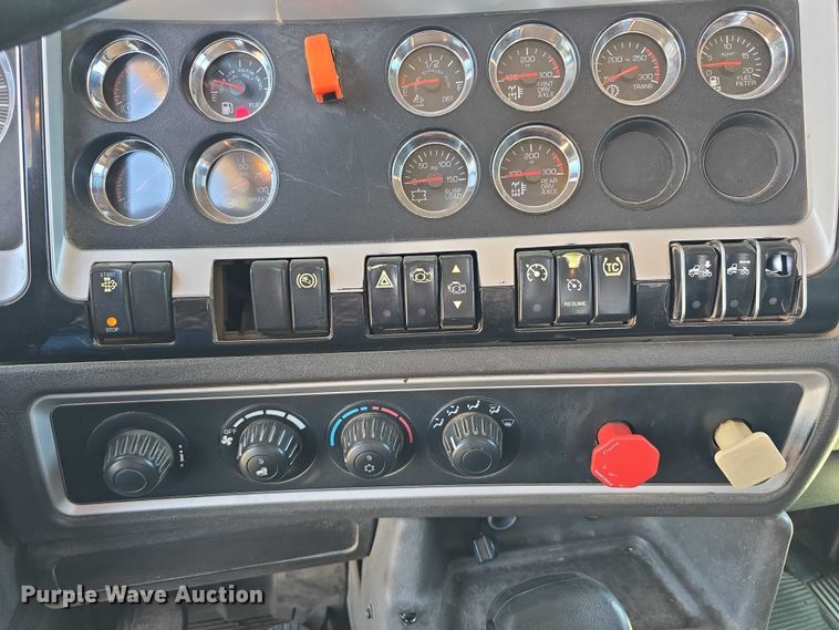 image for item DT6885 2013 Kenworth T800 semi truck