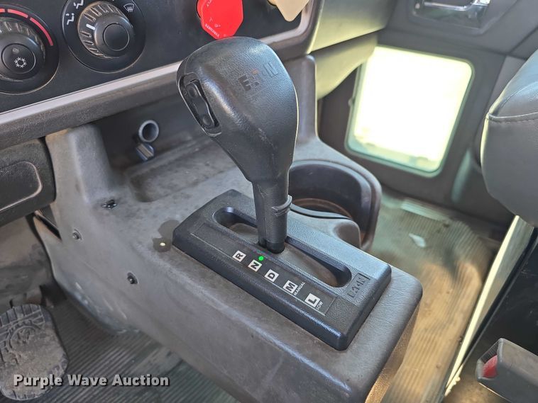 image for item DT6885 2013 Kenworth T800 semi truck