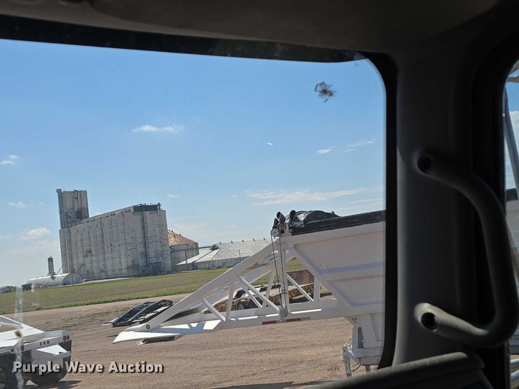 image for item DT6885 2013 Kenworth T800 semi truck