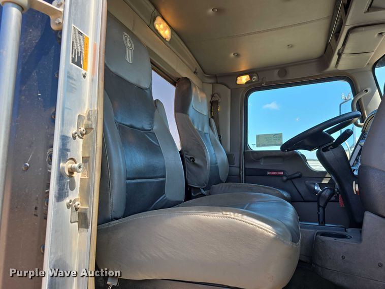 image for item DT6885 2013 Kenworth T800 semi truck