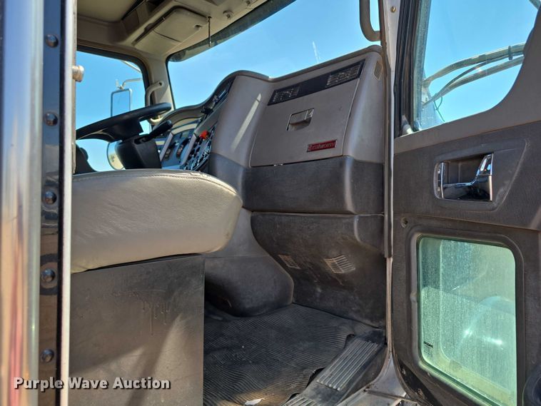 image for item DT6885 2013 Kenworth T800 semi truck