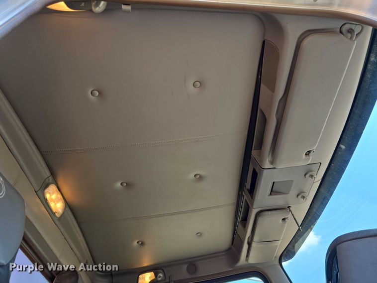 image for item DT6885 2013 Kenworth T800 semi truck