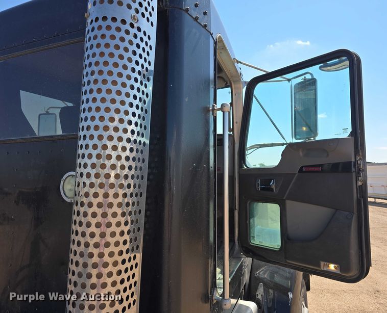 image for item DT6885 2013 Kenworth T800 semi truck