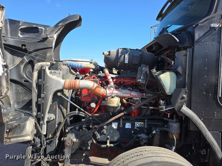 image for item DT6885 2013 Kenworth T800 semi truck