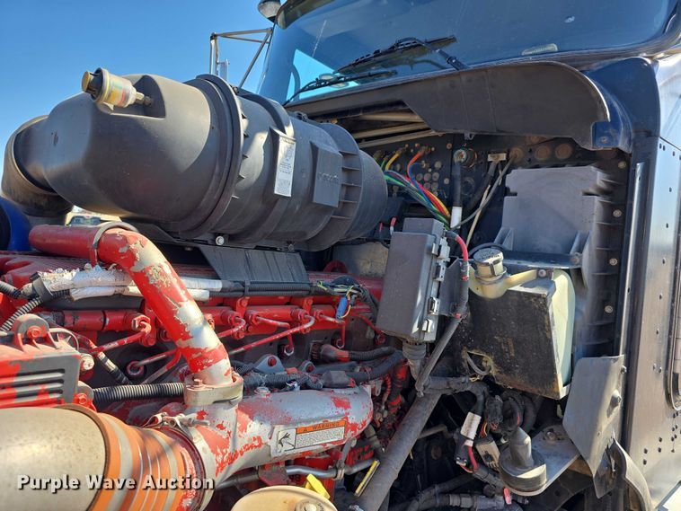 image for item DT6885 2013 Kenworth T800 semi truck