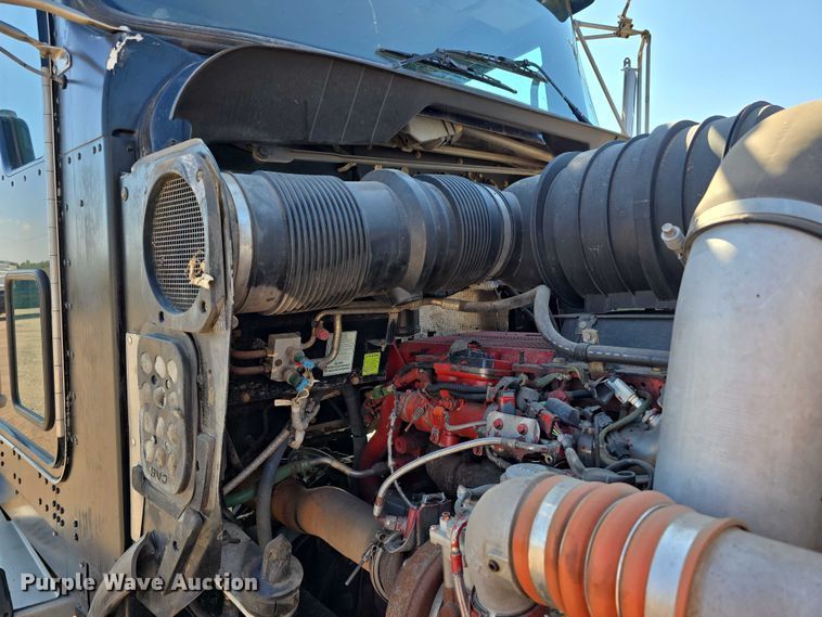 image for item DT6885 2013 Kenworth T800 semi truck