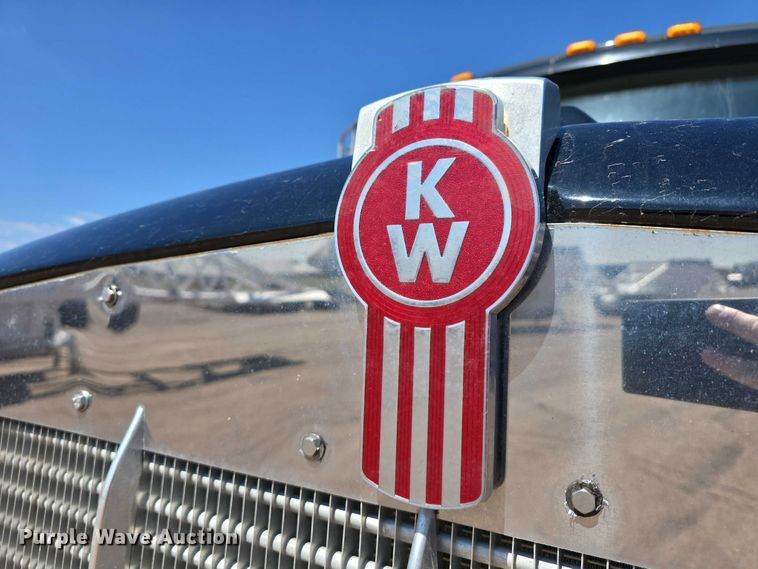 image for item DT6885 2013 Kenworth T800 semi truck