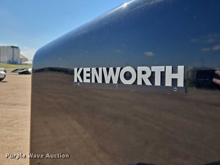 image for item DT6885 2013 Kenworth T800 semi truck