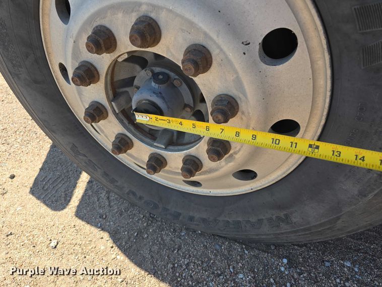 image for item DT6885 2013 Kenworth T800 semi truck