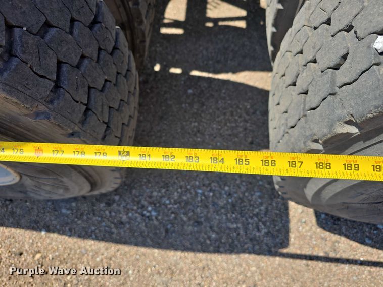 image for item DT6885 2013 Kenworth T800 semi truck