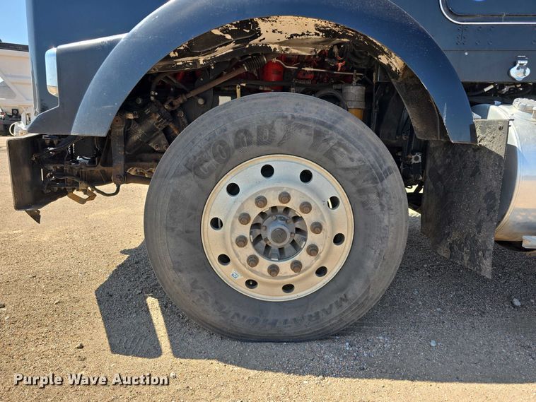 image for item DT6885 2013 Kenworth T800 semi truck