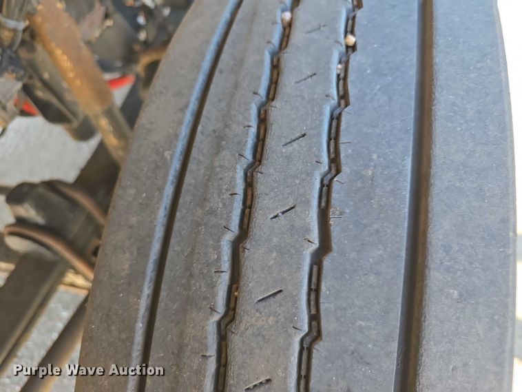 image for item DT6885 2013 Kenworth T800 semi truck