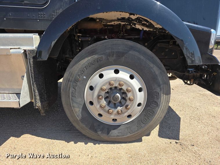 image for item DT6885 2013 Kenworth T800 semi truck