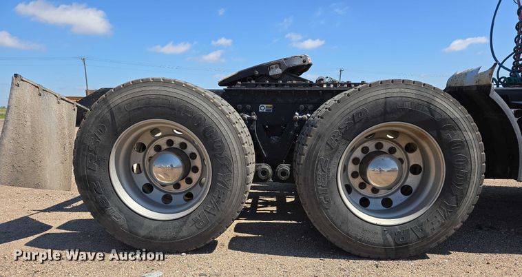 image for item DT6885 2013 Kenworth T800 semi truck