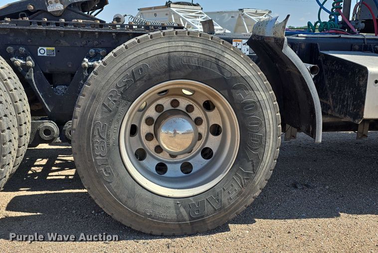 image for item DT6885 2013 Kenworth T800 semi truck