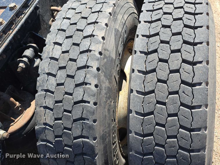 image for item DT6885 2013 Kenworth T800 semi truck