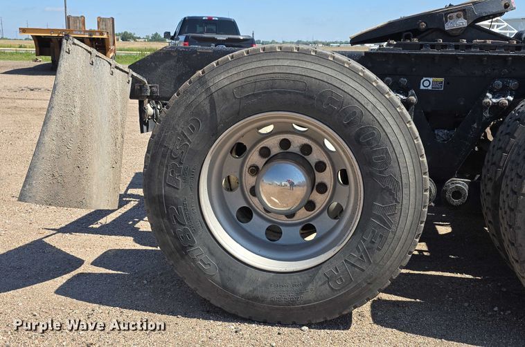 image for item DT6885 2013 Kenworth T800 semi truck