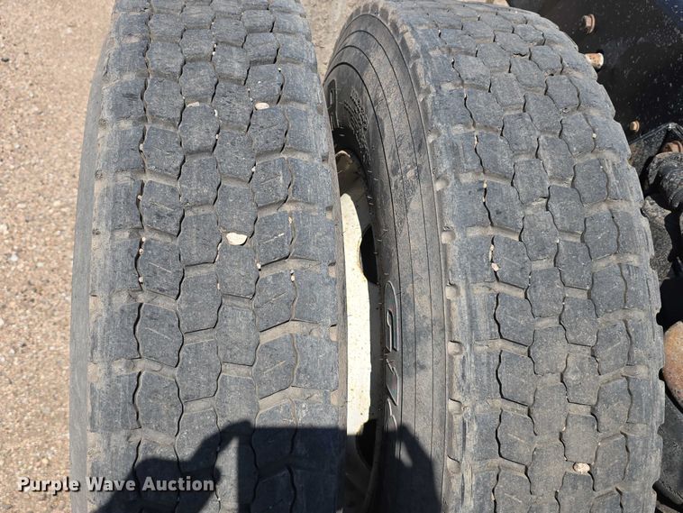 image for item DT6885 2013 Kenworth T800 semi truck