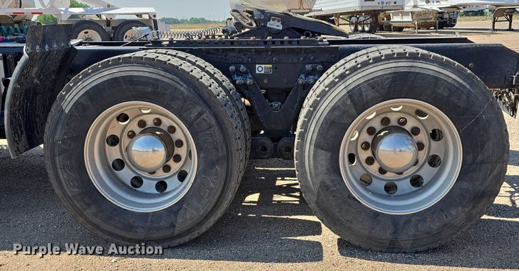 image for item DT6885 2013 Kenworth T800 semi truck