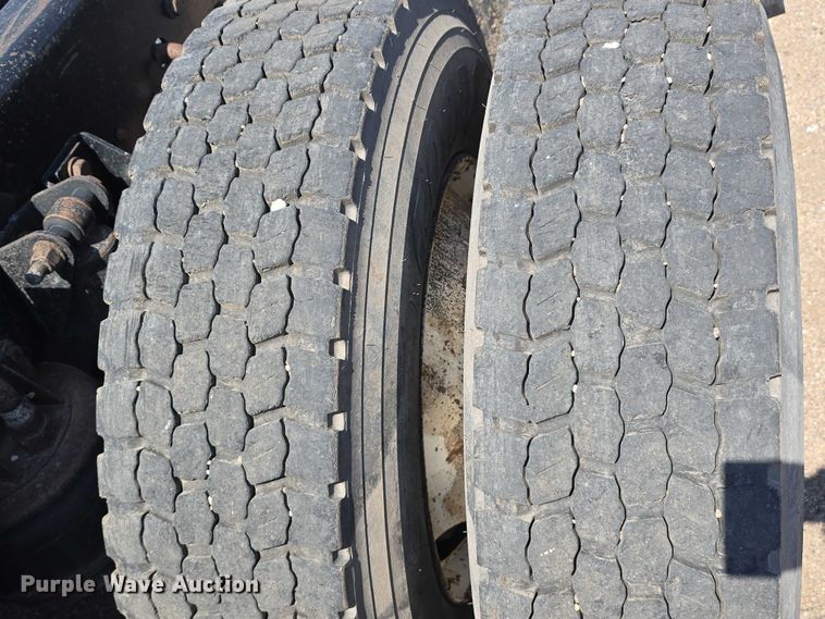 image for item DT6885 2013 Kenworth T800 semi truck