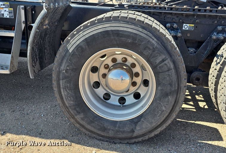 image for item DT6885 2013 Kenworth T800 semi truck