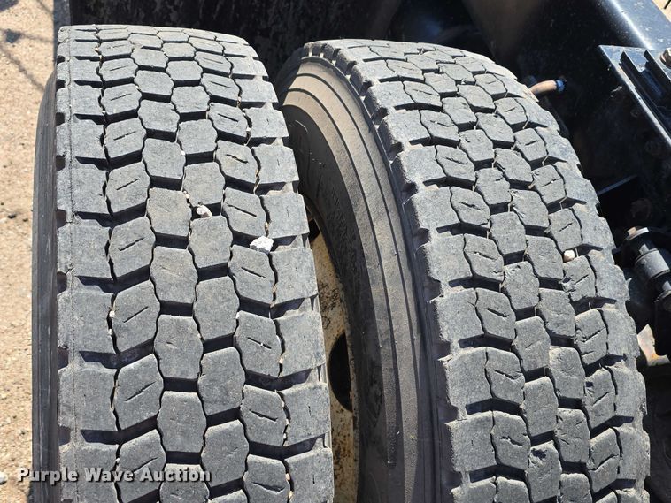 image for item DT6885 2013 Kenworth T800 semi truck