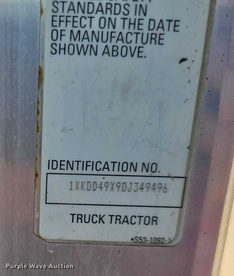 image for item DT6885 2013 Kenworth T800 semi truck