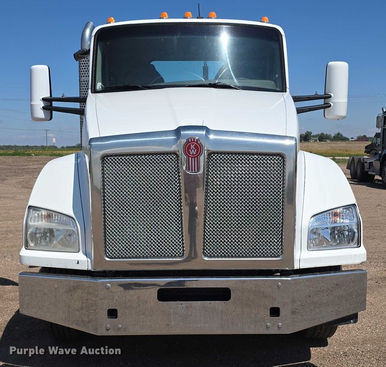 image for item DT6886 2018 Kenworth T880 semi truck