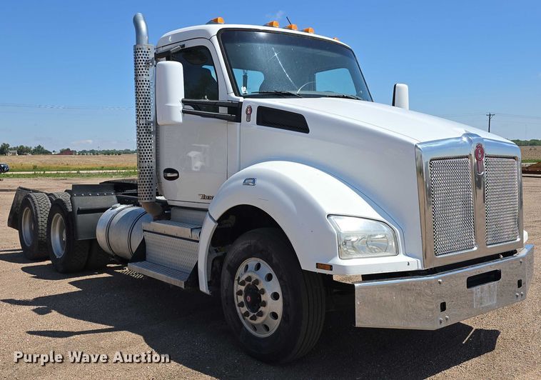 image for item DT6886 2018 Kenworth T880 semi truck