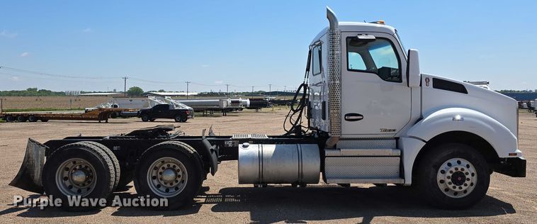 image for item DT6886 2018 Kenworth T880 semi truck