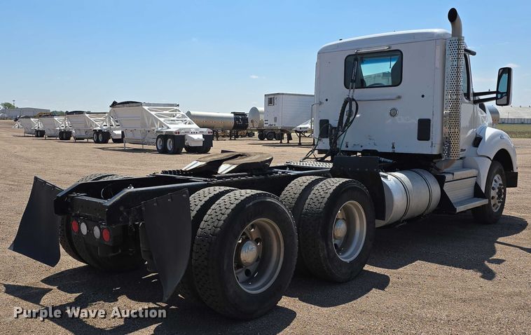 image for item DT6886 2018 Kenworth T880 semi truck