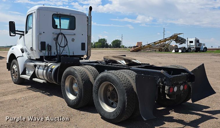 image for item DT6886 2018 Kenworth T880 semi truck