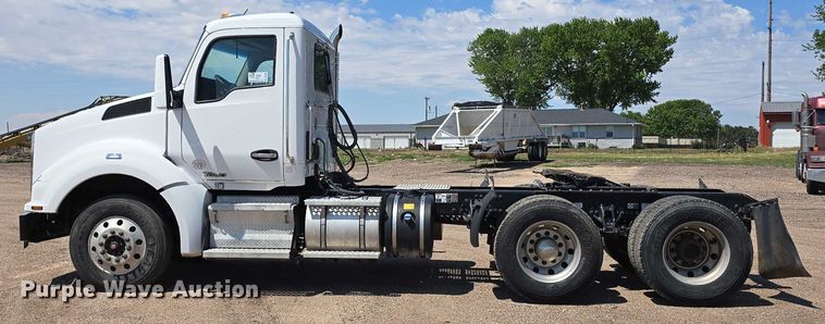 image for item DT6886 2018 Kenworth T880 semi truck