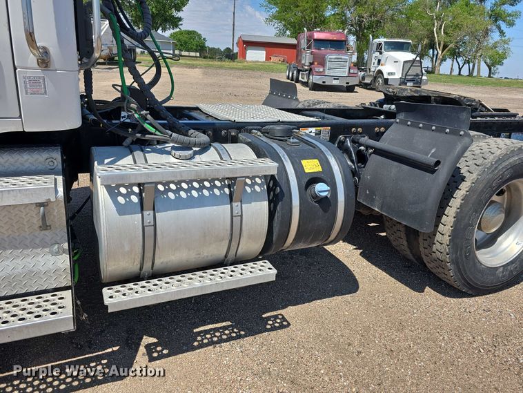 image for item DT6886 2018 Kenworth T880 semi truck